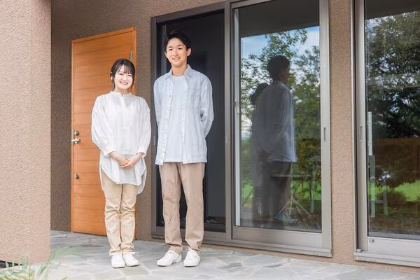 戸建て物件の前に立つ夫婦
