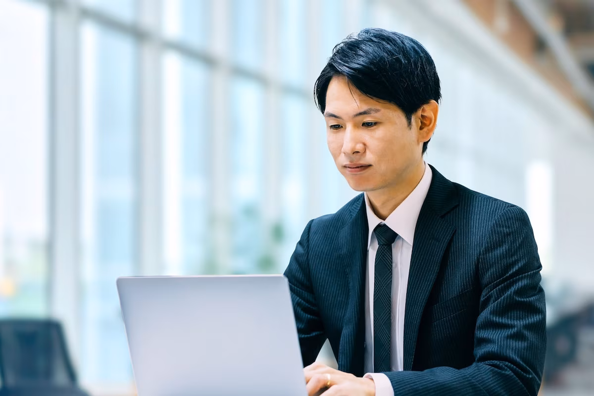 パソコン作業をするベジネスパーソン